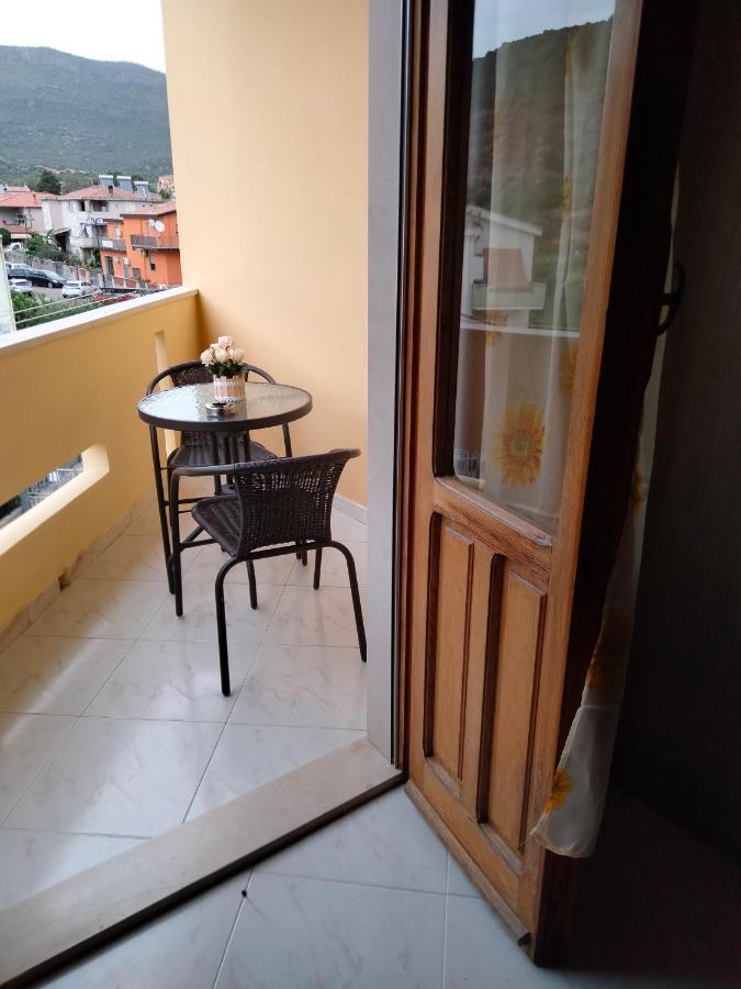 Il Girasole Apartment Bosa Bagian luar foto